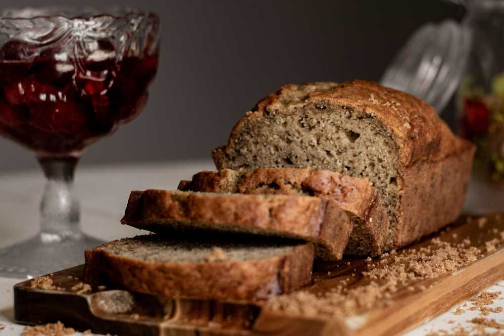 In Scheiben geschnittenes Bananenbrot auf einem Schneidebrett